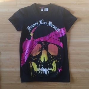 Black “Beauty Lies Beneath” skull tee shirt.